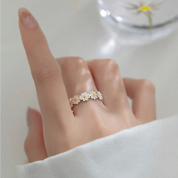 💖5 items for $25 Sale!💖 Flower Cuff Ring - Picture 2 of 4